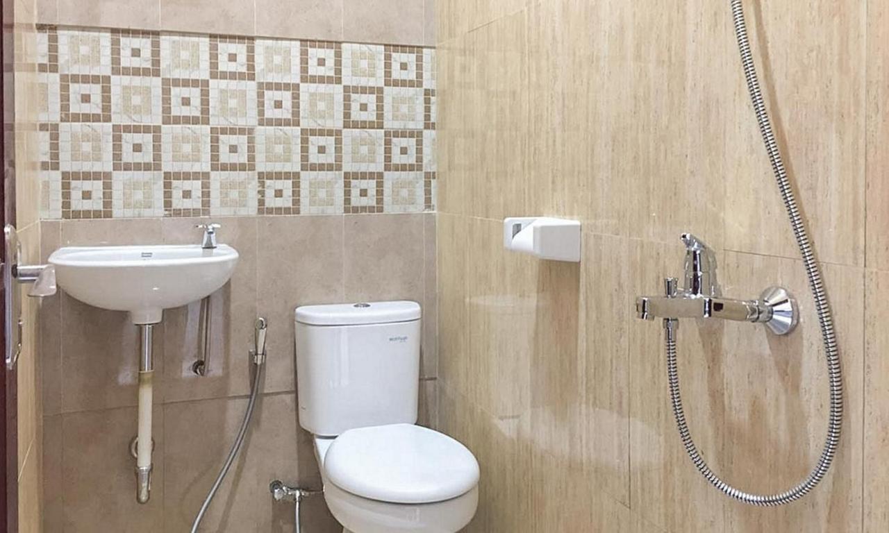 Hotel Reddoorz Near Wisata Paribendo Lawang Esterno foto
